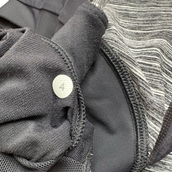 Lululemon, Waist-Length V-Neck Tank Top, Size 4, Gray, White πββοΈββ‘οΈ - Picture 2 of 11